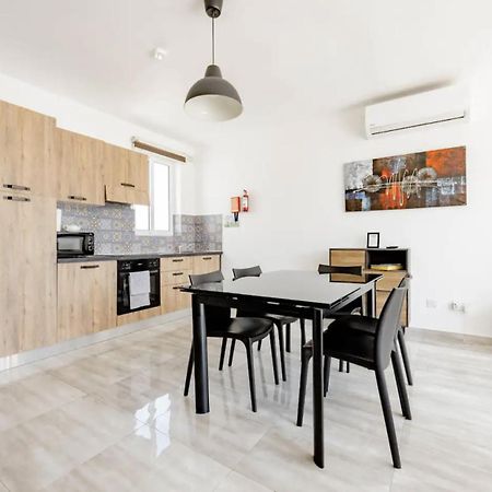 F12 Room 1, Private Room Two Single Beds Shared Bathroom In Shared Flat Msida Exterior photo