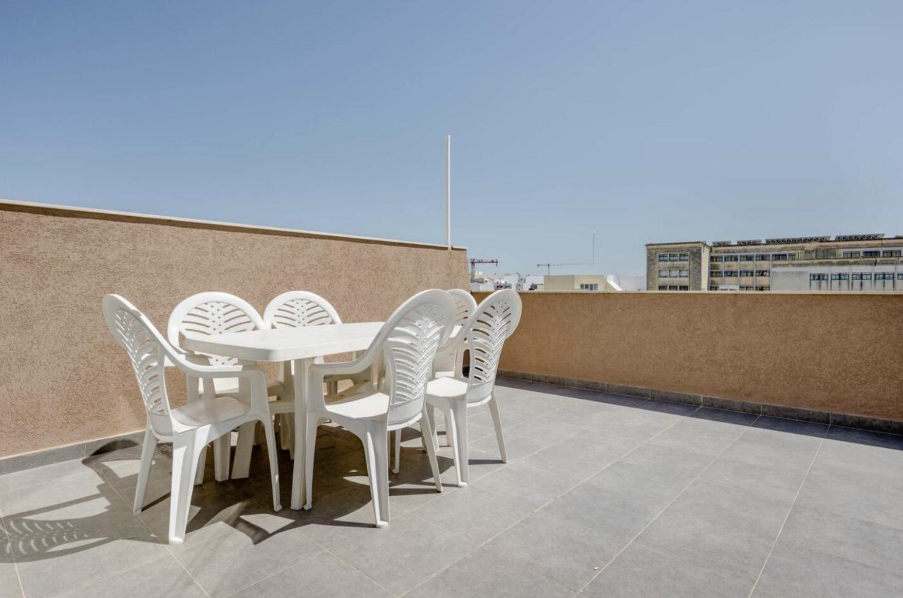 F12 Room 1, Private Room Two Single Beds Shared Bathroom In Shared Flat Msida Exterior photo